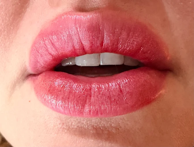 Antes e depois de micropigmentação labial Eva Derm